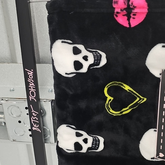 Betsey Johnson Ultra Soft Plush Throw Skulls, Kisses & Hearts-NWT - Picture 3 of 5